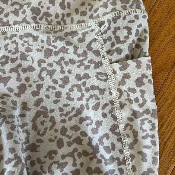 Evolution and Creation Women size small biker yoga shorts Cream tan pockets - Picture 3 of 6